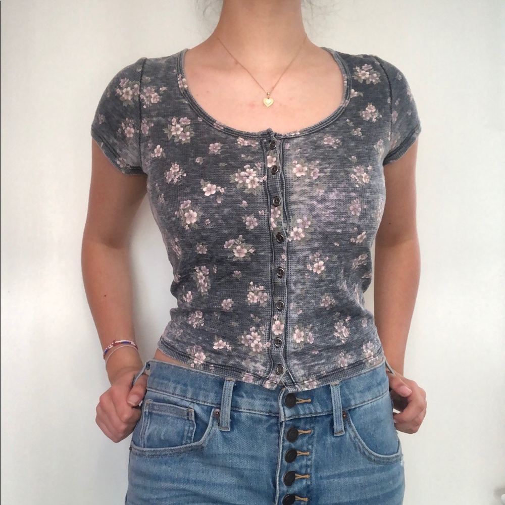American Eagle Grey Button-up Floral Waffle Crop